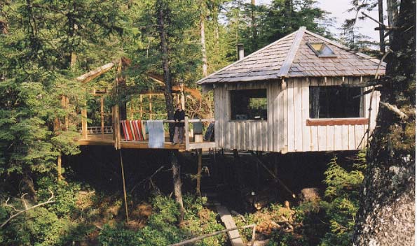 Exterior of a tree house at Beano Creek