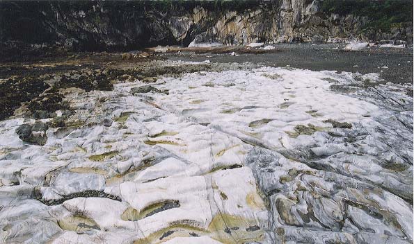 A wave pattern on the white rock.